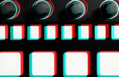 Hip hop müzik yapımcısı 3d stereo efekt ile işlendi. Profesyonel dijital müzik parçaları düzenleyici güvertesi retro anaglyph filtresiyle düzenlendi. Midi aygıtındaki tuşlara basın.