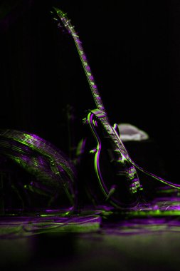 3D stereo efektli profesyonel elektro gitar tasviri. Müzik salonunda rock konserinde canlı yayın için gitarist kurulumu. Retro anaglyph filtresi.