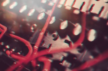 Müzik bestecisi için profesyonel elektronik sentezleyici paneli. Yüksek kalitede yeni müzik parçaları bestelemek için modern stüdyo sentetik paneli. Analog ses kayıt cihazına bağlı birçok ses kablosu