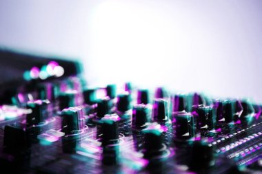 3D stereo efektli DJ ses karıştırıcı illüstrasyonu. Klasik anaglyph filtresiyle düzenlenmiş profesyonel sahne ses ekipmanı. Gece kulübü partisinde disk jokeyi karıştırıcı denetleyici