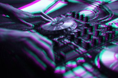 3D stereo efektli DJ ses karıştırıcı illüstrasyonu. Klasik anaglyph filtresiyle düzenlenmiş profesyonel sahne ses ekipmanı. Gece kulübü partisinde disk jokeyi karıştırıcı denetleyici