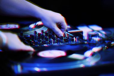 Stereo efektli Retro turntable illüstrasyonu.Sahnedeki gece kulübünde profesyonel DJ sehpası. Çift pozlu vinil disk çalar. Hip hop DJ 'in elleri tırmalama plakları.