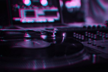 3d stereo efektli klasik dj tun tablo oynatıcısı. Retro anaglyph filtresi ve eski analog disk jokey pikabı sahne kulübünde.. 