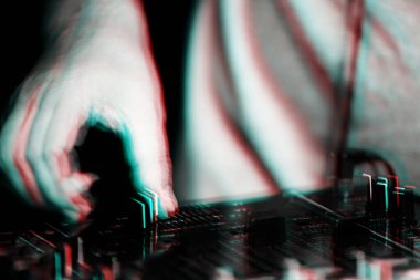 Parti DJ 'i, vintage turn table plağı üzerinde hip hop müzik eşliğinde vinil plakları çiziyor. Görüntü 3 boyutlu stereo efektle düzenlendi. Konser CD jokeyinin elleri retro turntable' larda plakları tırmalıyor. 