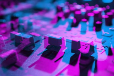 3D stereo efektli DJ ses karıştırıcı illüstrasyonu. Klasik anaglyph filtresiyle düzenlenmiş profesyonel sahne ses ekipmanı. Gece kulübü partisinde disk jokeyi karıştırıcı denetleyici