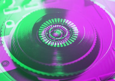 3d stereo efektle düzenlenmiş gece kulübü CD oynatıcıda dijital dj tun tablosu. Müzikholde Retro anaglyph filtresi ve profesyonel disk jokey platformları 