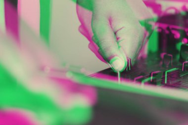 Parti DJ 'i, vintage turn table plağı üzerinde hip hop müzik eşliğinde vinil plakları çiziyor. Görüntü 3 boyutlu stereo efektle düzenlendi. Konser CD jokeyinin elleri retro turntable' larda plakları tırmalıyor. 