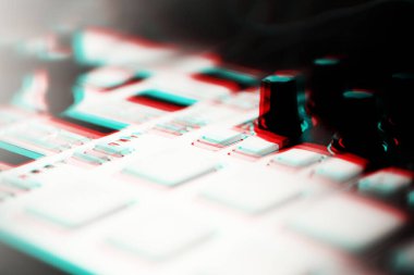 Hip hop müzik yapımcısı 3d stereo efekt ile işlendi. Profesyonel dijital müzik parçaları düzenleyici güvertesi retro anaglyph filtresiyle düzenlendi. Midi aygıtındaki tuşlara basın.