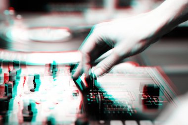 3D stereo efektli DJ ses karıştırıcı illüstrasyonu. Klasik anaglyph filtresiyle düzenlenmiş profesyonel sahne ses ekipmanı. Gece kulübü partisinde disk jokeyi karıştırıcı denetleyici