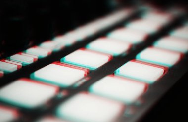 Hip hop müzik yapımcısı 3d stereo efekt ile işlendi. Profesyonel dijital müzik parçaları düzenleyici güvertesi retro anaglyph filtresiyle düzenlendi. Midi aygıtındaki tuşlara basın.