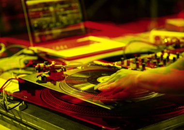 Stereo efektli Retro turntable illüstrasyonu. Sahnedeki gece kulübünde profesyonel dj dönüm tablosu cihazı. Çift pozlu vinil kayıt oynatıcı.