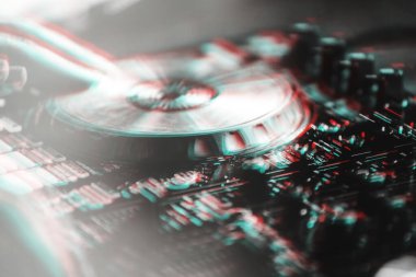 Profesyonel DJ gece kulübünde partide müzik çalıyor.