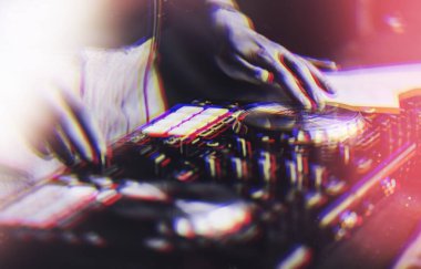 Profesyonel DJ gece kulübünde partide müzik çalıyor.