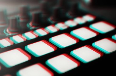 Hip hop müzik yapımcısı 3d stereo efekt ile işlendi. Profesyonel dijital müzik parçaları düzenleyici güvertesi retro anaglyph filtresiyle düzenlendi. Midi aygıtındaki tuşlara basın.