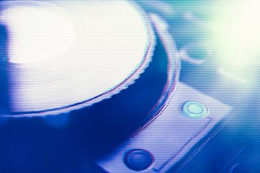 Profesyonel konser DJ turntable cihazı ses karıştırıcı panel ve koşu tekeri ile. Partide müzik çalmak için kulüp disk jokey sahne ekipmanı. Gece kulübü için dijital döner masa güvertesi