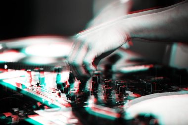 3D stereo efektli DJ ses karıştırıcı illüstrasyonu. Klasik anaglyph filtresiyle düzenlenmiş profesyonel sahne ses ekipmanı. Gece kulübü partisinde disk jokeyi karıştırıcı denetleyici