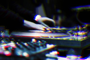 Parti DJ 'i, vintage turn table plağı üzerinde hip hop müzik eşliğinde vinil plakları çiziyor. Görüntü 3 boyutlu stereo efektle düzenlendi. Konser CD jokeyinin elleri retro turntable' larda plakları tırmalıyor. 