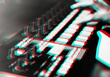 Hip hop müzik yapımcısı 3d stereo efekt ile işlendi. Profesyonel dijital müzik parçaları düzenleyici güvertesi retro anaglyph filtresiyle düzenlendi. Midi aygıtındaki tuşlara basın.