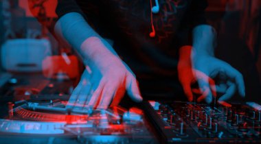 Parti DJ 'i, vintage turn table plağı üzerinde hip hop müzik eşliğinde vinil plakları çiziyor. Görüntü 3 boyutlu stereo efektle düzenlendi. Konser CD jokeyinin elleri retro turntable' larda plakları tırmalıyor. 