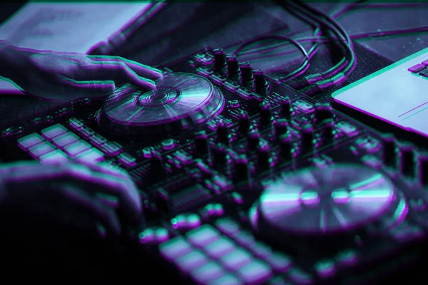 3D stereo efektli DJ ses karıştırıcı illüstrasyonu. Klasik anaglyph filtresiyle düzenlenmiş profesyonel sahne ses ekipmanı. Gece kulübü partisinde disk jokeyi karıştırıcı denetleyici