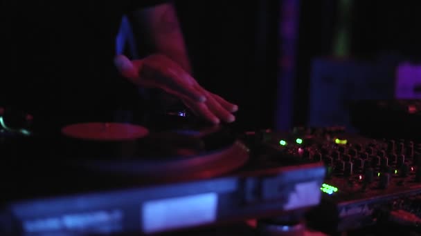Konser Turntable Vinil Plaklarla Müzik Çalıyor Profesyonel Kulüp Jokeyi Neon — Stok video