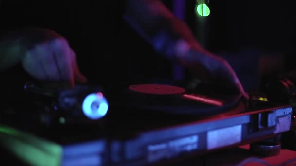 Gece Kulübündeki Konser Sahnesine Vinil Plak Koydu Profesyonel Disk Jokeyi — Stok video