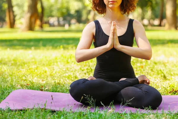 Yoga Sporcusu Kadın Doğada Meditasyon Yapıyor — Stok fotoğraf