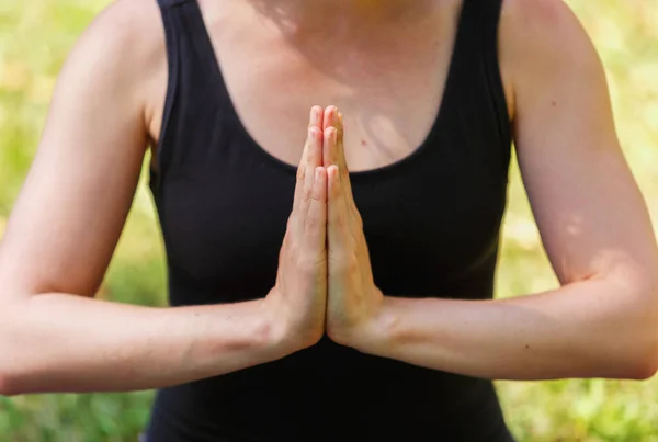 Yoga Athletin Meditiert Sommer Freien Yogini Frau Macht Meditationspraxis Der — Stockfoto