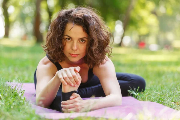 Leuke Yogini Vrouw Met Krullend Donker Haar Stretching Yoga Mat — Stockfoto