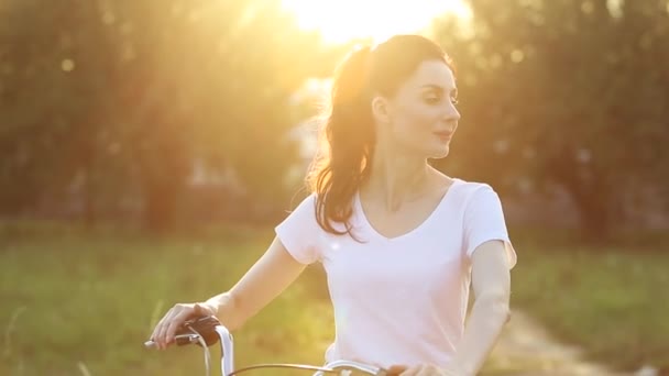 Miłe Dziewczęce Wideo Piękna Brunetka Trzydziestce Jeździ Rowerze Zachodzie Słońca — Wideo stockowe