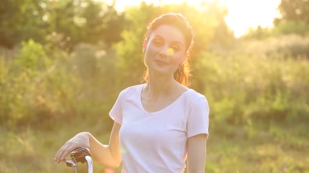 Ragazze Gentili Video Bella Donna Bruna Negli Anni Bicicletta Tramonto — Video Stock