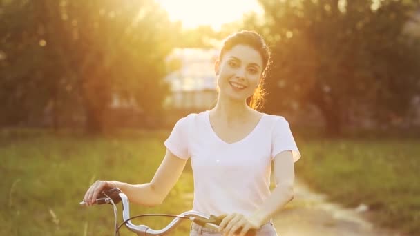 Гарне Відео Дівчат Красива Брюнетка Років Їде Велосипеді Заході Сонця — стокове відео
