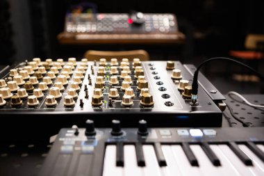 Ses karıştırıcı ve sentezleyici piyano ses kayıt stüdyosunda. Profesyonel elektronik müzik aletleri