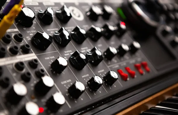 Analog Synthesizer För Elektronisk Musikproduktion Professionell Ljudutrustning Ljudinspelningsstudio — Stockfoto