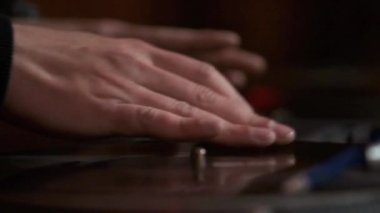 Hip hop DJ 'i partide müzik çalıyor. Profesyonel disk jokeyinin video klibi gece kulübünde. Profesyonel DJ retro ses ekipmanı yavaş çekim çekimlerinde çekildi.