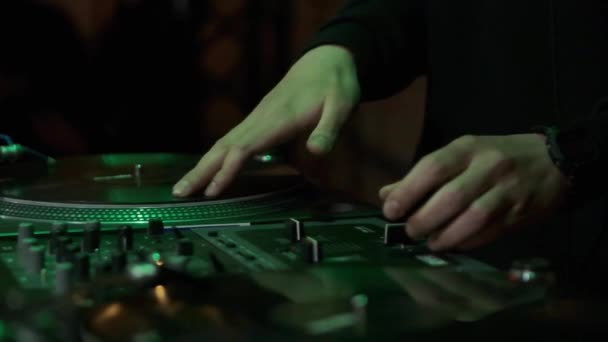 Χιπ Χοπ Ντιτζέι Παίζει Μουσική Στο Πάρτι Βίντεο Κλιπ Του — Αρχείο Βίντεο