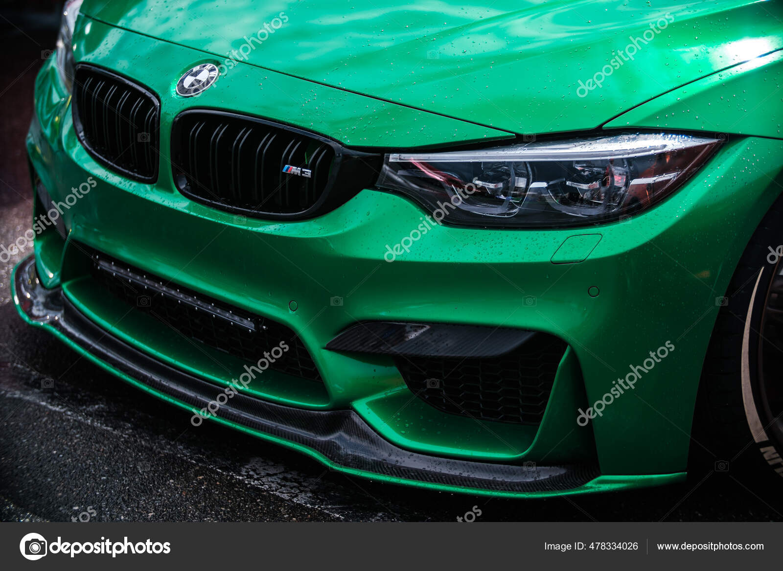 Carro esporte de luxo à deriva no carro de corrida de rua da