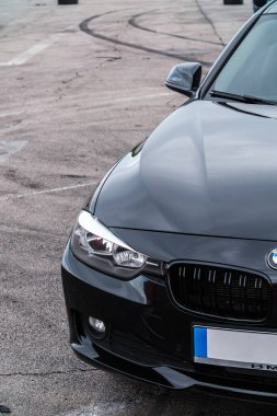 KYIV-15 Mayıs 2021: Siyah BMW M3 F80 Sport Car Drift And Cars Show 'da sürüklenmeye devam ediyor