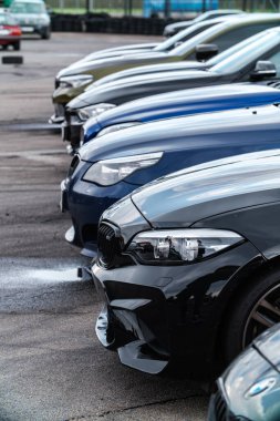 KYIV-15 Mayıs 2021 'de Drift And Car Show' da BMW M spor arabaları dizmiş. Otoparkta M2 F87 ve M5 E60 modelleri