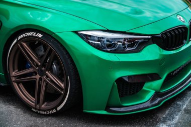 KYIV-15 Mayıs, 2021: BMW M3 F3 F80 Sport Car AC Schnitzer tekerlekleriyle donatılmış yeşil vinil paketli ve Drift And Cars Show 'da dikkat çekmeyen lastikler