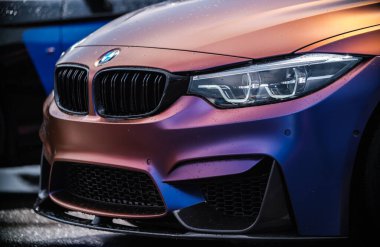 KYIV-15 Mayıs, 2021: BMW M3 F3 Bukalemun plastiğine sarılı, karbon fiber parçalı geniş gövde kiti ve Drift ve Cars Show 'da lazer farlarıyla donatılmış bir araç