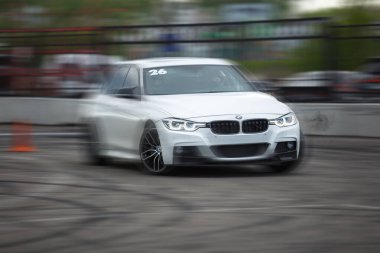 KYIV-15 Mayıs 2021: Beyaz BMW M3 F3 F80 Sport Car Drift And Cars Show üzerinde bulanık hareket etkisine sahip drift pistte yarışıyor. Spor tekerlekleri ve özel vücut kiti olan yüksek performanslı Alman aracı