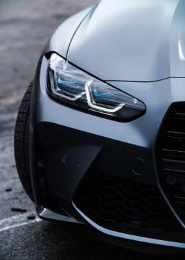 KYIV-15 Mayıs 2021: Yeni BMW M3 G80 siyah mat plaka sarılı ve lazerli far ve Drift And Car Show 'da özel geniş vücut kiti ile donatılmış 