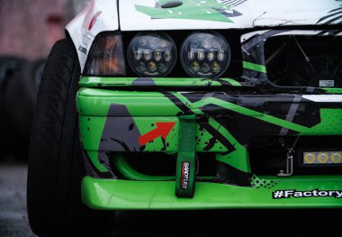 KYIV-15 Mayıs 2021: Akortlu BMW M3 E36 LED farlar yarış için hazırlandı. Sürüklenme ve Araba Fuarında özel Alman aracı