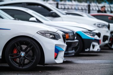 KYIV-15 Mayıs 2021: BMW M5 yarış arabaları Drift And Car Show otoparkına dizildi. Almanya 'dan akort edilmiş ve şarj edilmiş spor araçlar