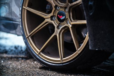 KYIV-15 Mayıs 2021: Sahte jantlı özel BMW M3 ve Drift And Car Show 'da görüldüğü gibi sürüklenmek için Pirelli P Zero lastikleri. Performans ayarlı Alman aracı 