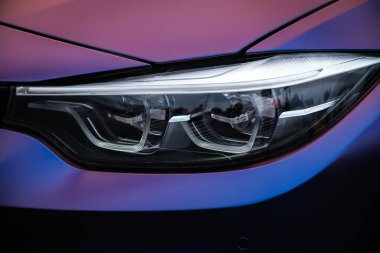 KYIV-15 Mayıs 2021: Bukalemun ambalajına sarılı özel BMW M3 spor araba Drift And Cars Show 'da görüldüğü gibi. Lazer teknolojili modern F80 farları