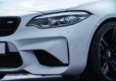 KYIV-15 Mayıs 2021: Pamuk Prenses renklerinde BMW M2 F87 Spor Araba Drift And Car Show 'da düşük profilli lastiklerle donatılmış AC Schnitzer Wheels