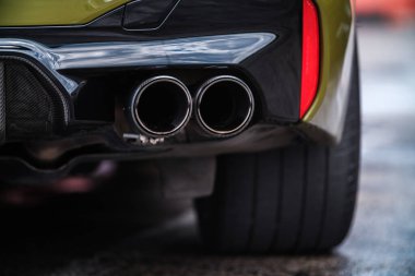 KYIV-15 Mayıs 2021: BMW M5 F90 G30 üzerindeki çift egzoz boruları Akrapoviç tarafından performans ayarlama ve vücut kitinin karbon fiber parçaları için yapıldı