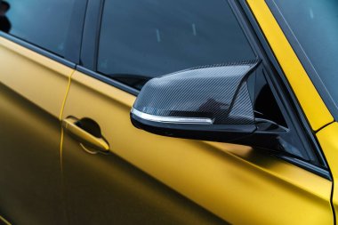 KYIV-15 Mayıs 2021: Karbon fiber ve vinil ambalajdan yapılmış BMW M3 F80 spor araba dikiz aynaları. Drift And Cars Show 'da karbon parçaları olan özel bir spor aracı
